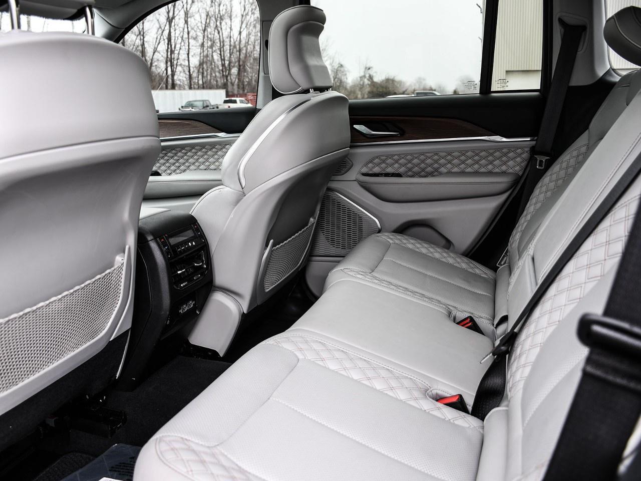 2023 Jeep Grand Cherokee Summit 4x4 Photo