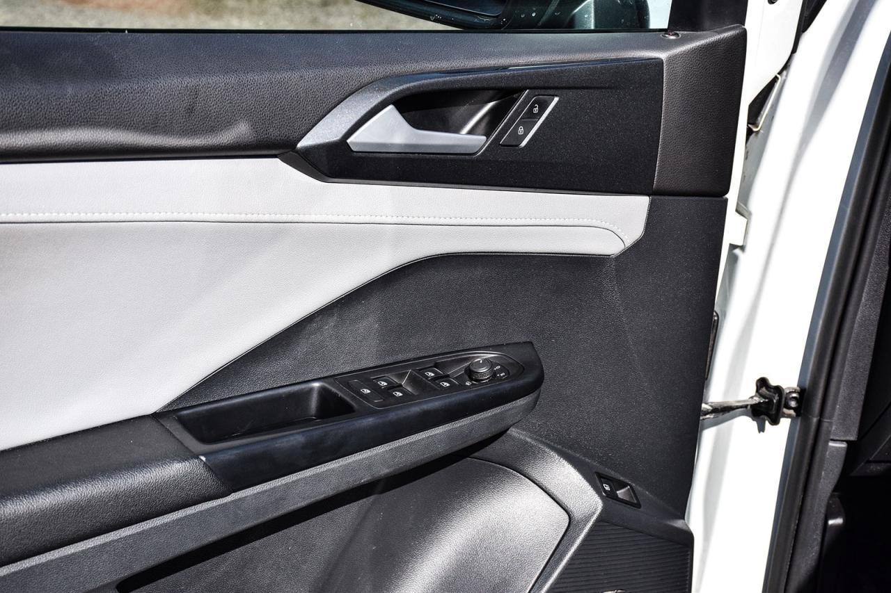 2023 Volkswagen Taos Highline 4Motion No Accident Panoroof Navigation Photo