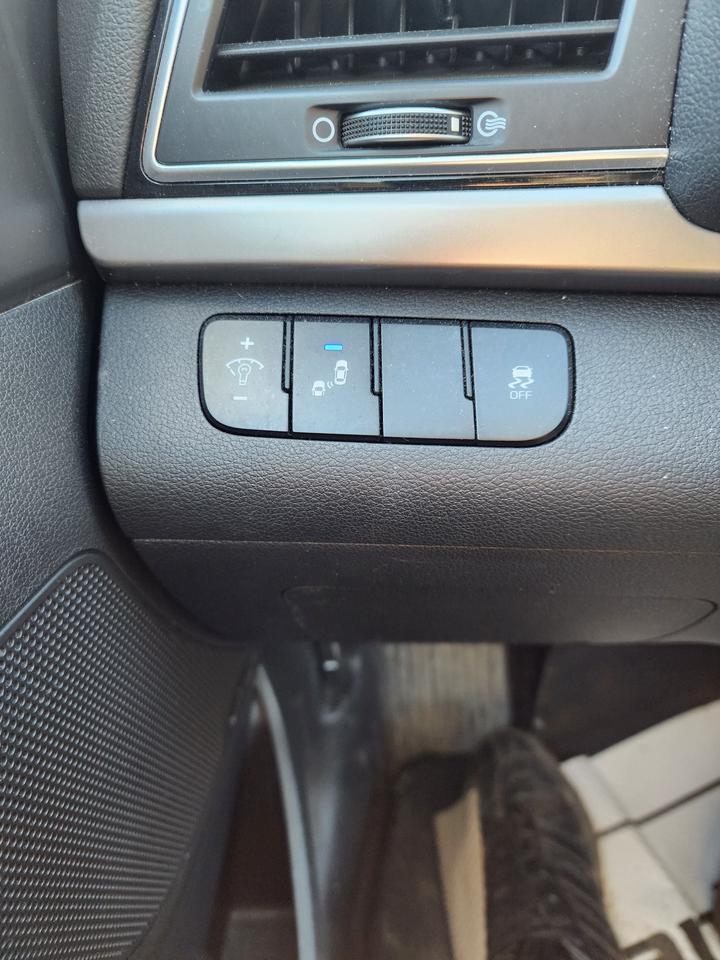 2017 Hyundai Elantra Limited l Low KM | Clean Carfax | Fully Loaded Photo