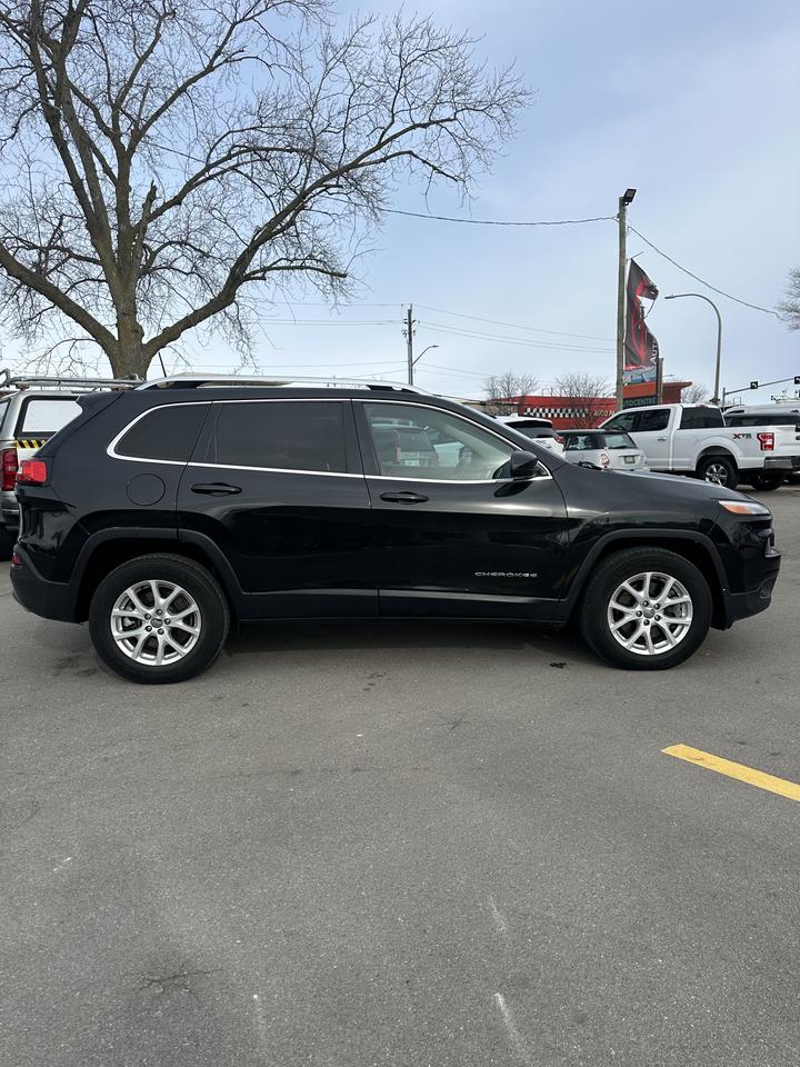 2016 Jeep Cherokee North - Photo #7