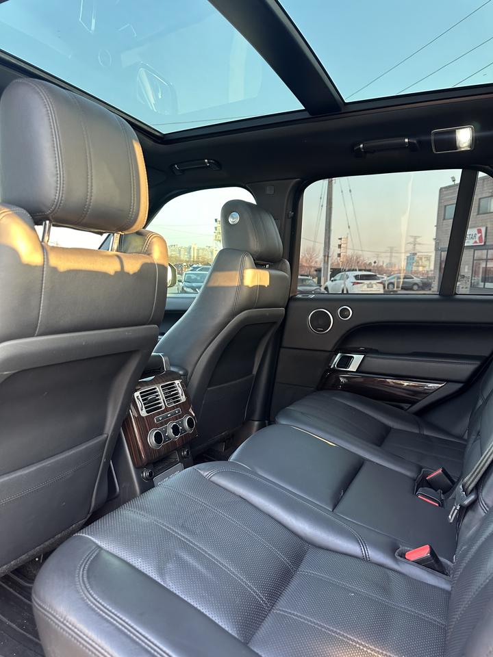 2017 Land Rover Range Rover SC - Photo #11