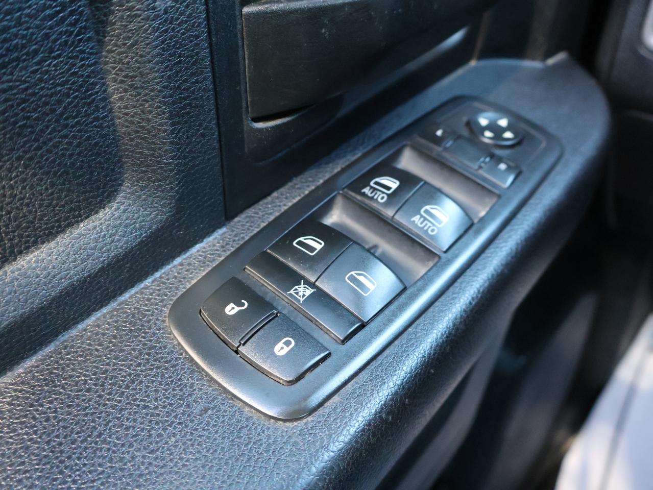 2016 RAM 1500 ST HEMI CREW 4WD CERTIFIED CAMERA BLUETOOTH CRUISE ALLOYS Photo