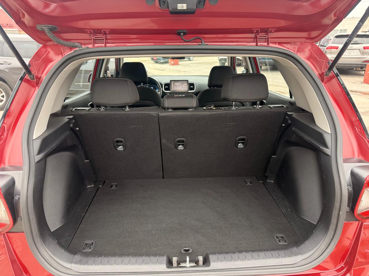 2023 Hyundai Venue Preferred w/Two-Tone Wireless Apple CarPlay/Android Auto Photo4