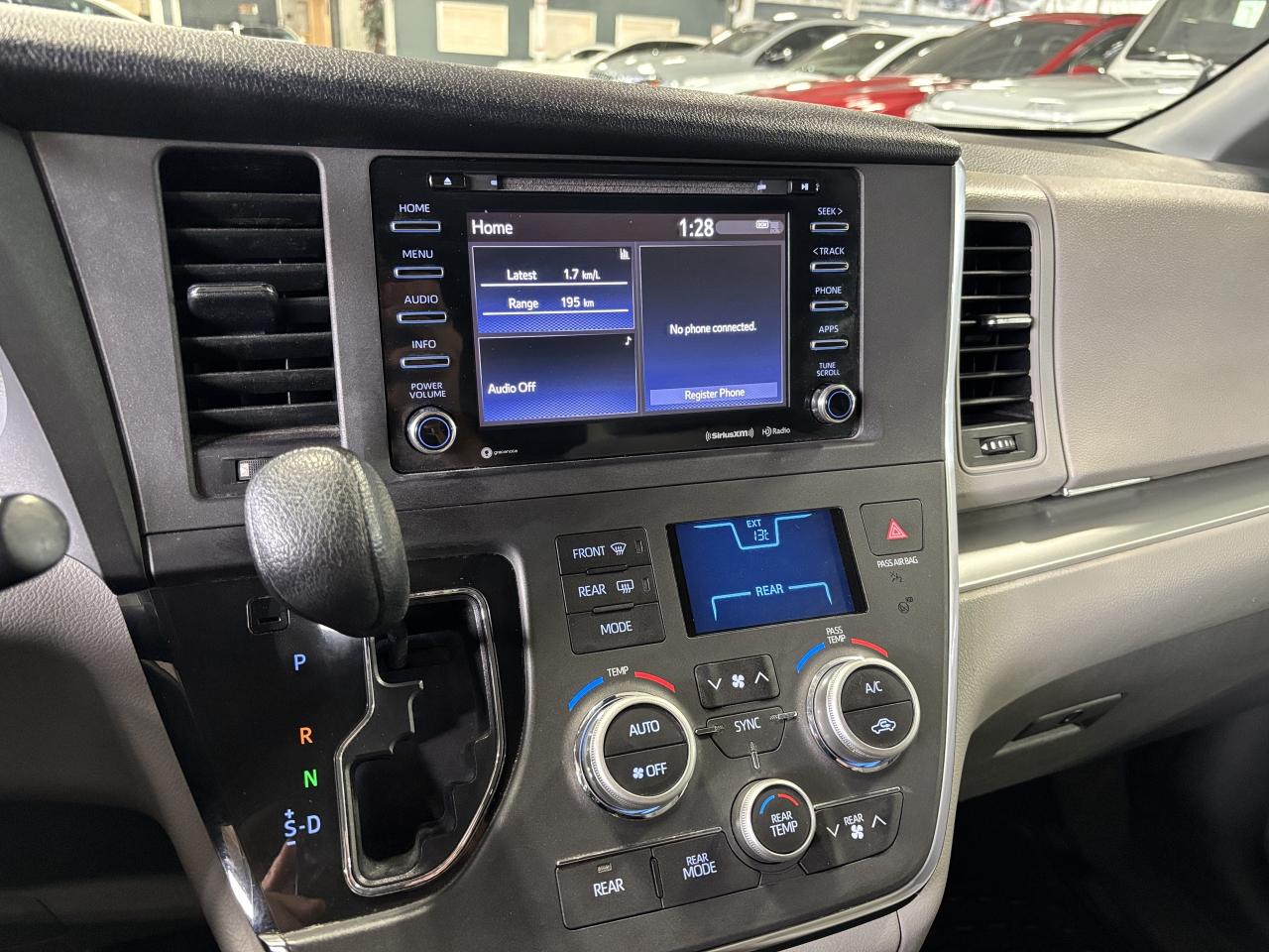 2018 Toyota Sienna LE|8PASSENGER|POWERDOORS|V6POWERED|BACKUPCAM|+++ Photo