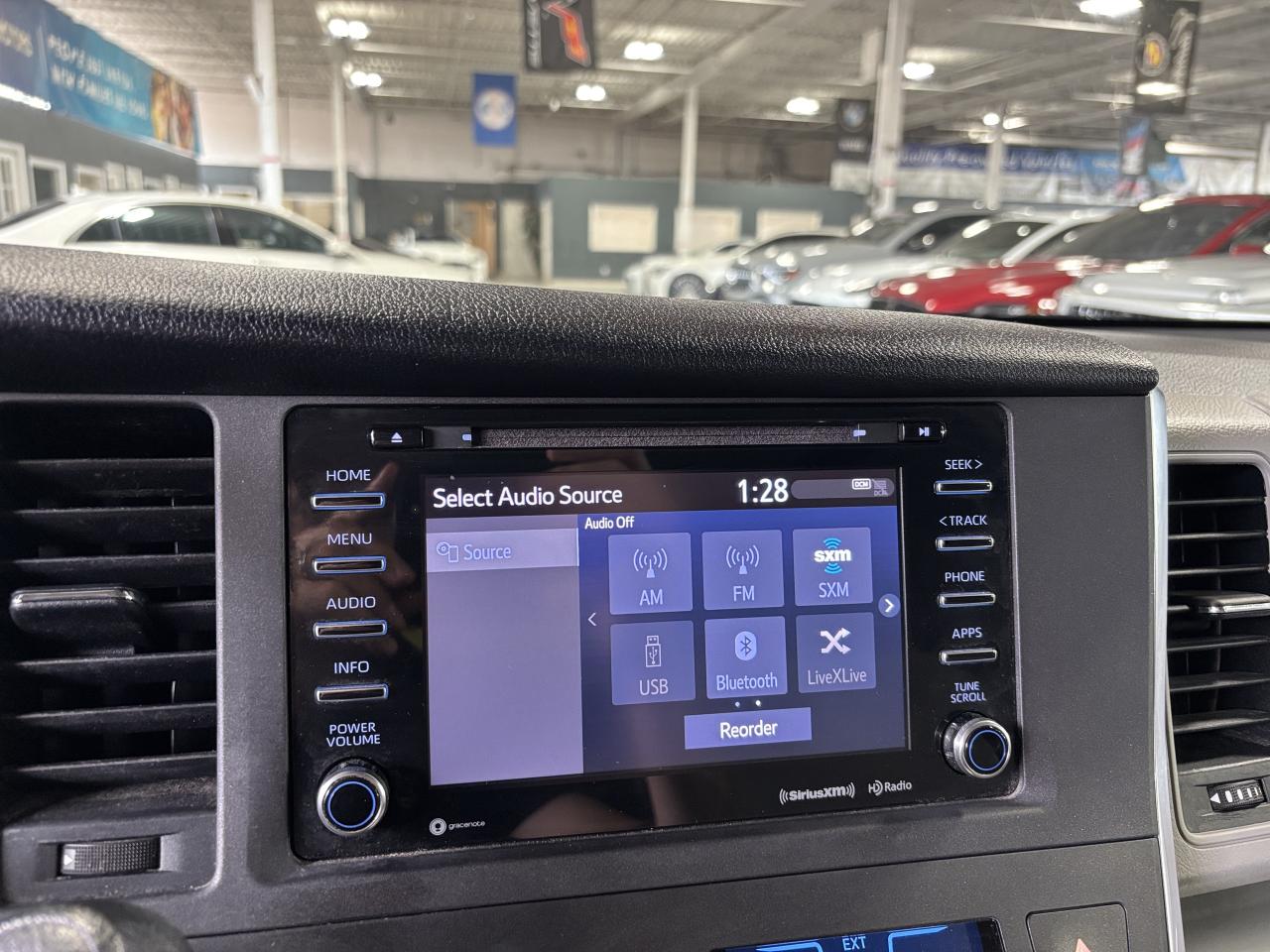 2018 Toyota Sienna LE|8PASSENGER|POWERDOORS|V6POWERED|BACKUPCAM|+++ Photo