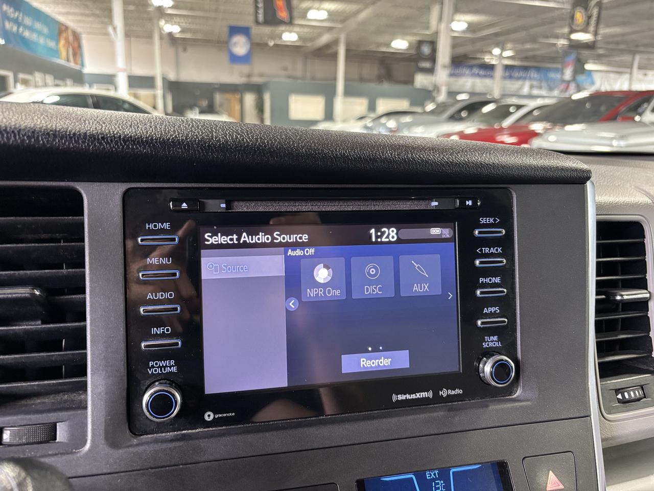 2018 Toyota Sienna LE|8PASSENGER|POWERDOORS|V6POWERED|BACKUPCAM|+++ Photo