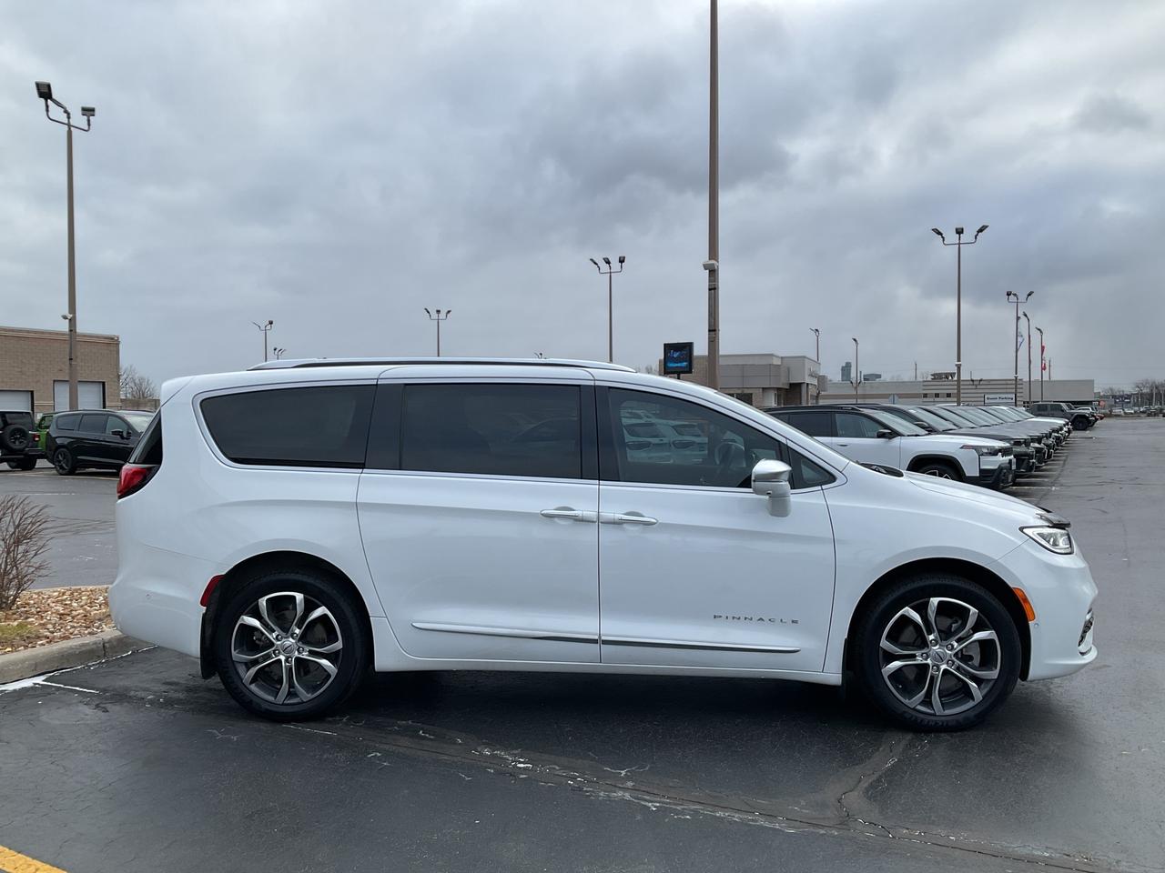 2022 Chrysler Pacifica AWD / LEATHER / HTD SEATS & WHEEL / NAV / 360 CAM Photo