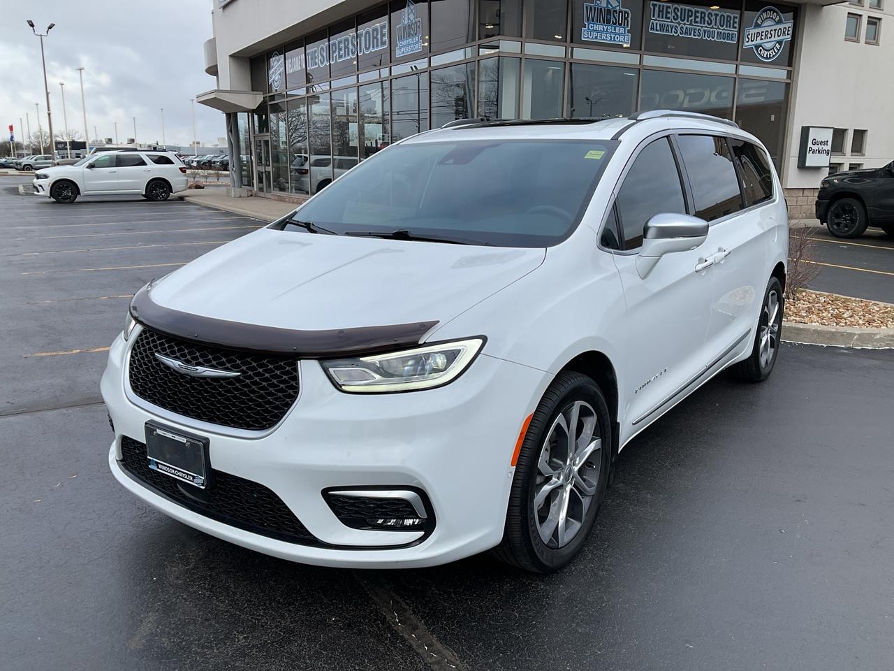 2022 Chrysler Pacifica AWD / LEATHER / HTD SEATS & WHEEL / NAV / 360 CAM Photo