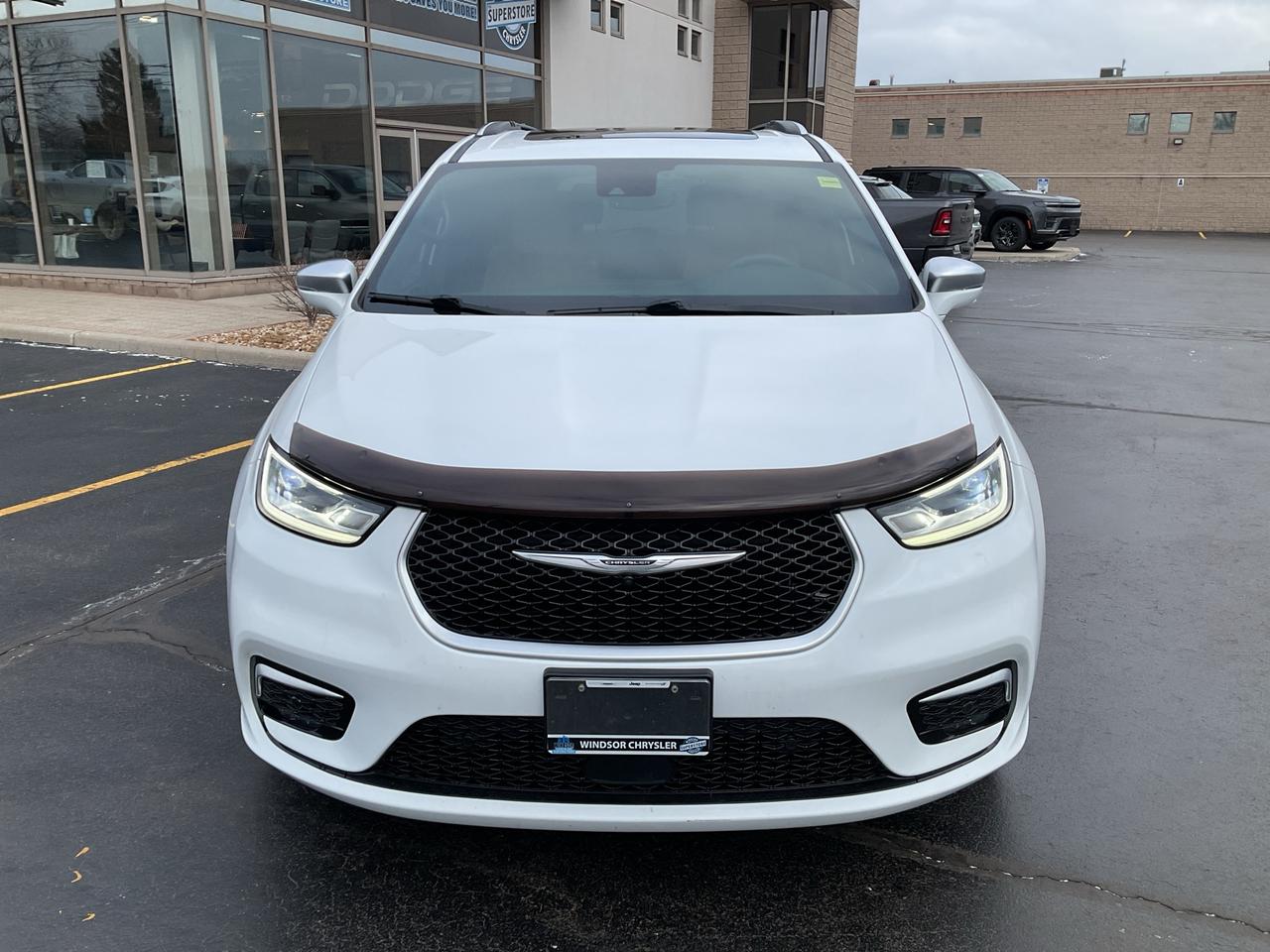 2022 Chrysler Pacifica AWD / LEATHER / HTD SEATS & WHEEL / NAV / 360 CAM Photo