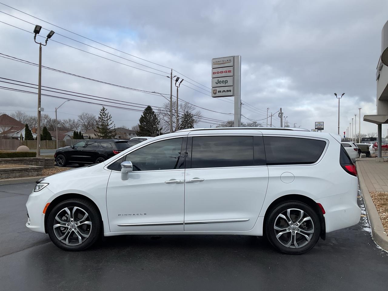 2022 Chrysler Pacifica AWD / LEATHER / HTD SEATS & WHEEL / NAV / 360 CAM Photo