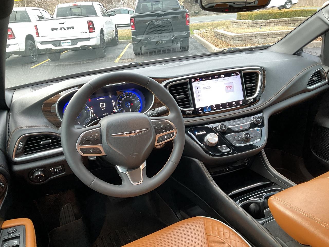 2022 Chrysler Pacifica AWD / LEATHER / HTD SEATS & WHEEL / NAV / 360 CAM Photo