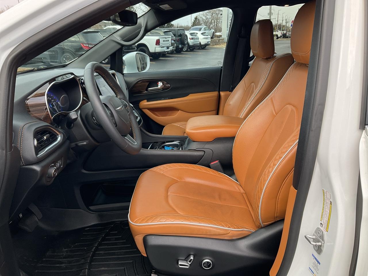 2022 Chrysler Pacifica AWD / LEATHER / HTD SEATS & WHEEL / NAV / 360 CAM Photo