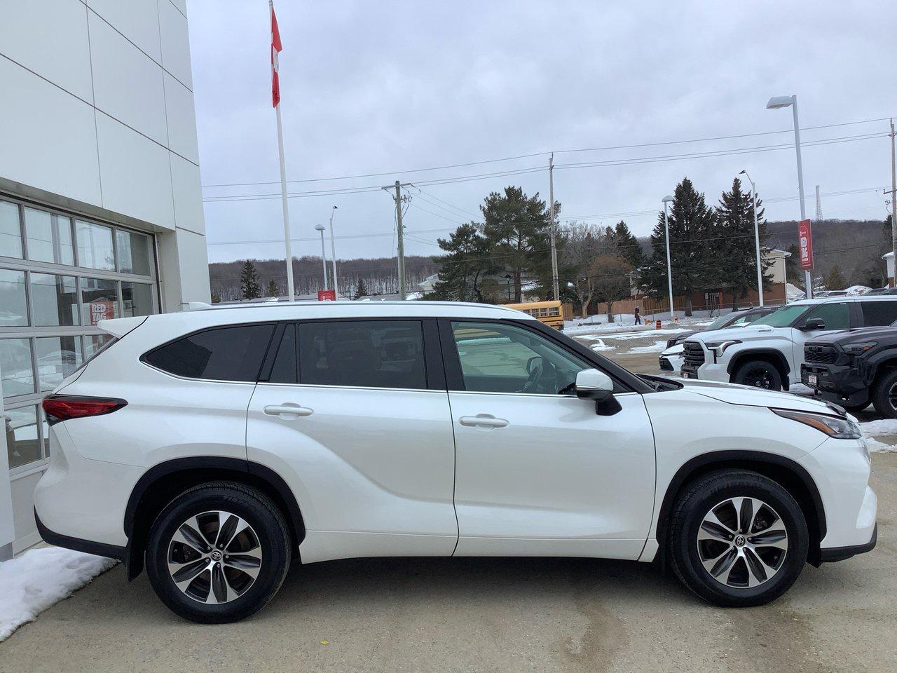 2021 Toyota Highlander XLE Photo3