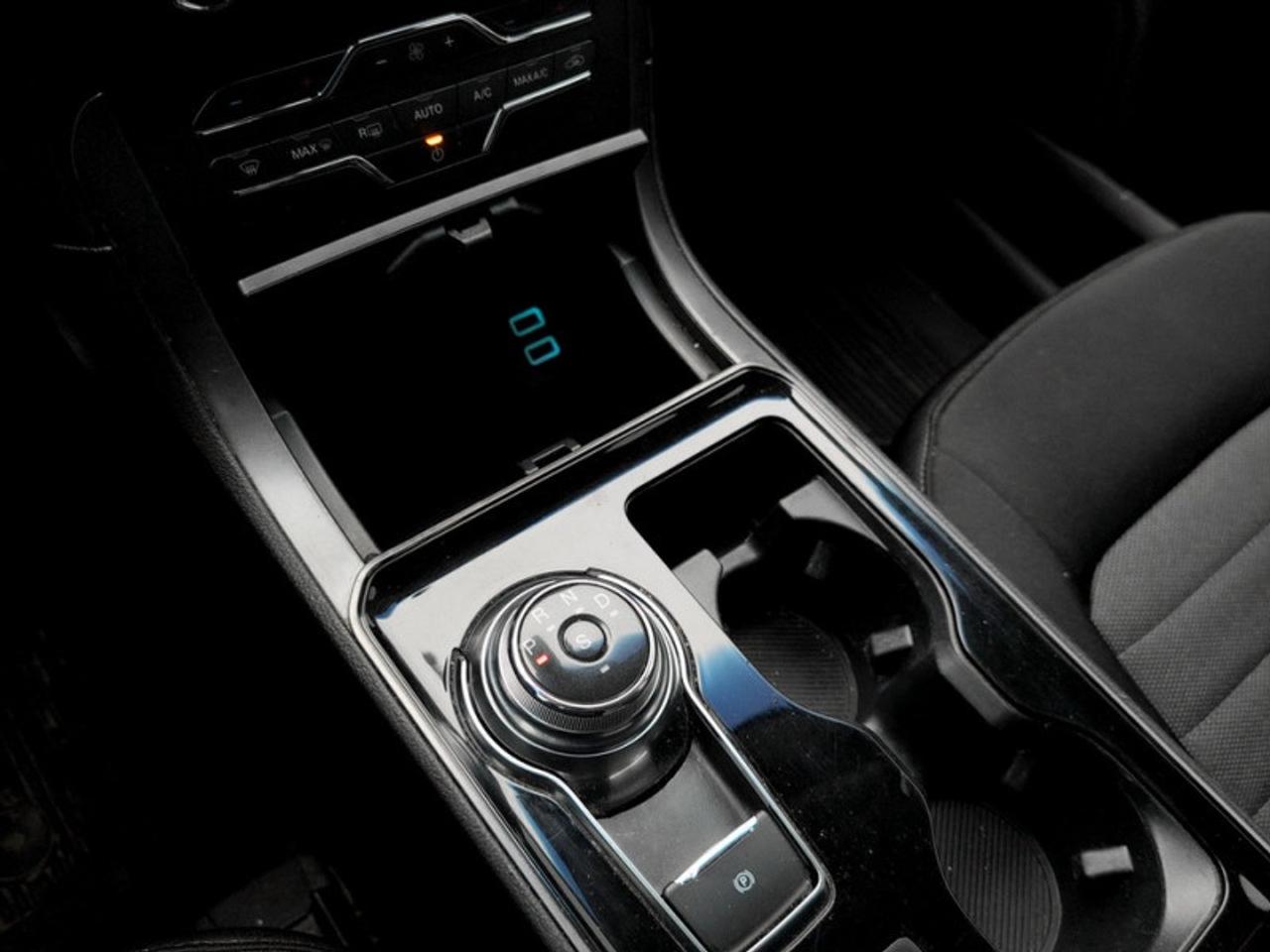 2020 Ford Edge SE AWD Photo