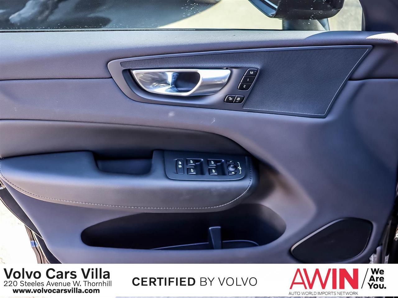 2024 Volvo XC60 B5 AWD Plus Dark Theme Photo4