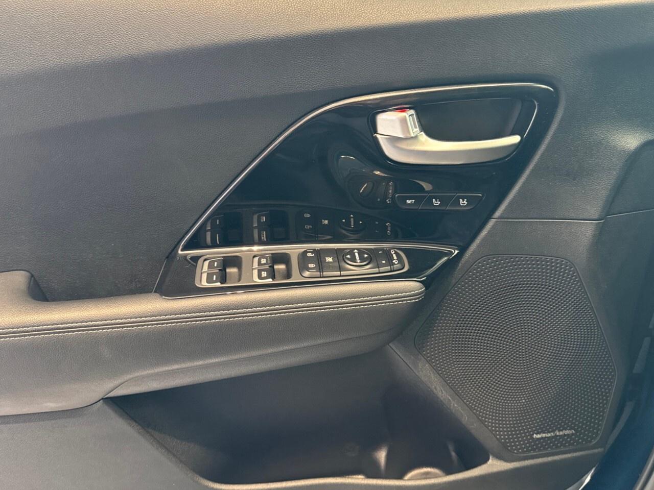 2022 Kia Niro Plug-In Hybrid SX Touring FWD Photo