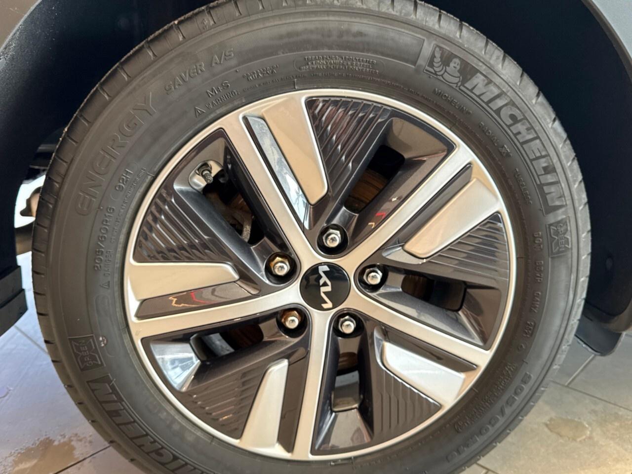 2022 Kia Niro Plug-In Hybrid SX Touring FWD Photo