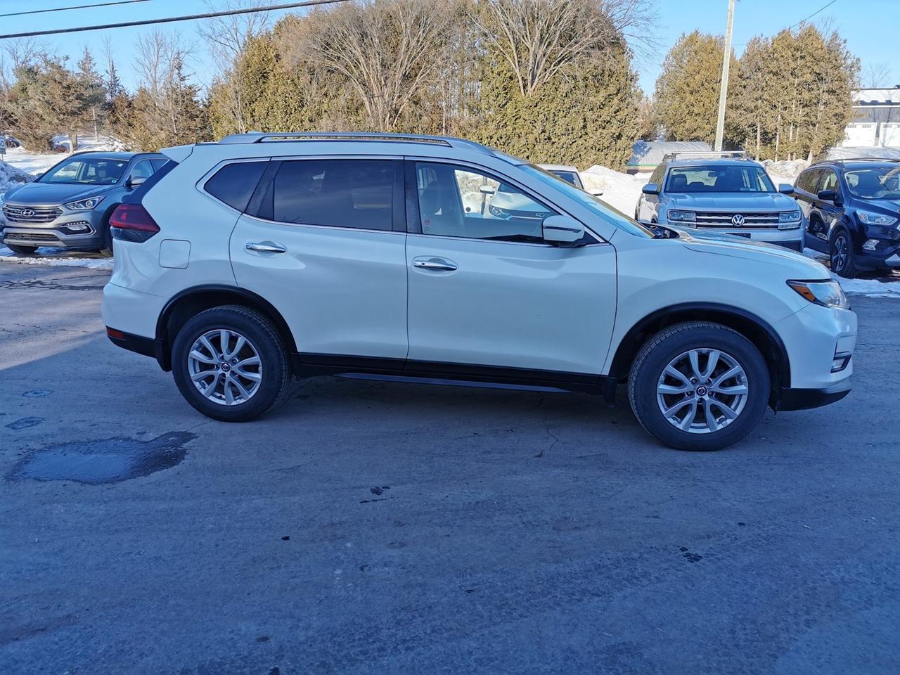 2018 Nissan Rogue SV AWD Photo3