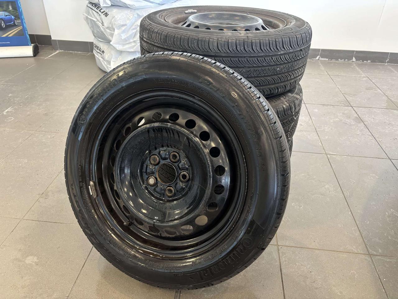 2020 Subaru Impreza VERY LOW KM   1 OWNER   CLEAN CARFAX   2 RIM SETS Photo