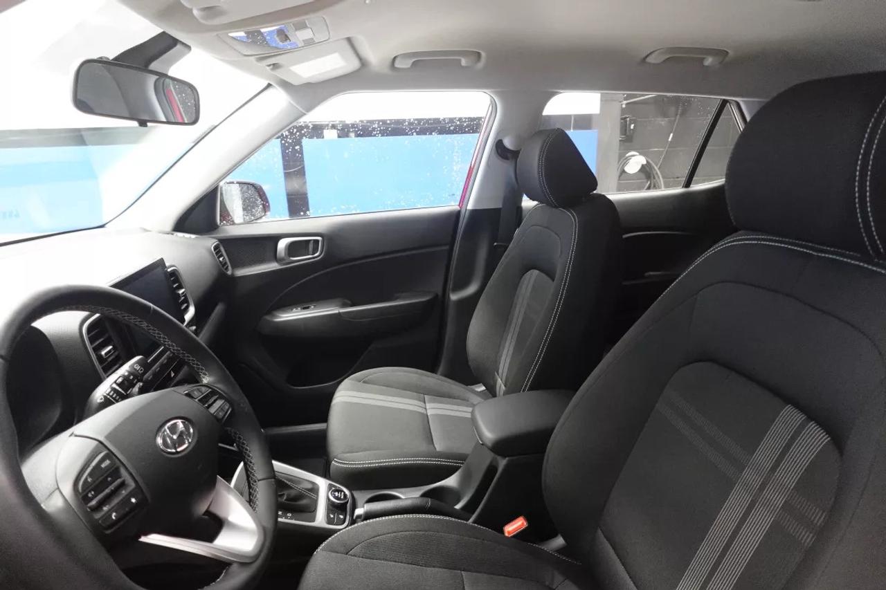 2025 Hyundai Venue PREFERRED   HEATED SEATS   HEATED WHEEL   APPLE CA Photo