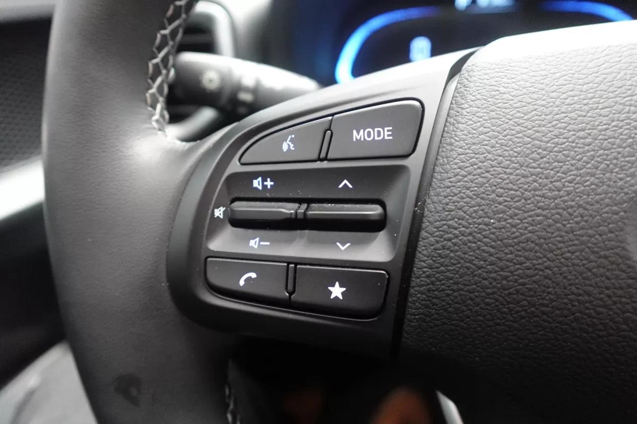 2025 Hyundai Venue PREFERRED   HEATED SEATS   HEATED WHEEL   APPLE CA Photo