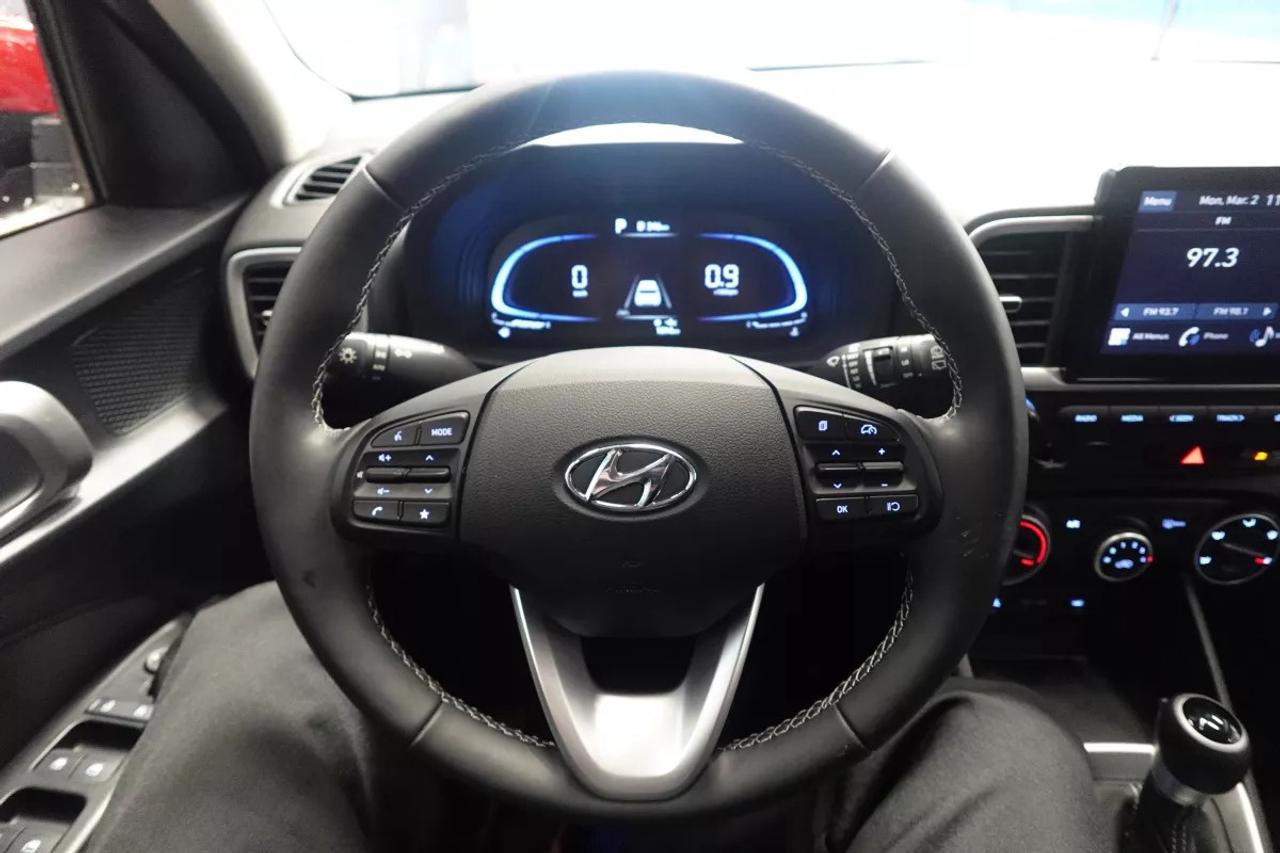 2025 Hyundai Venue PREFERRED   HEATED SEATS   HEATED WHEEL   APPLE CA Photo