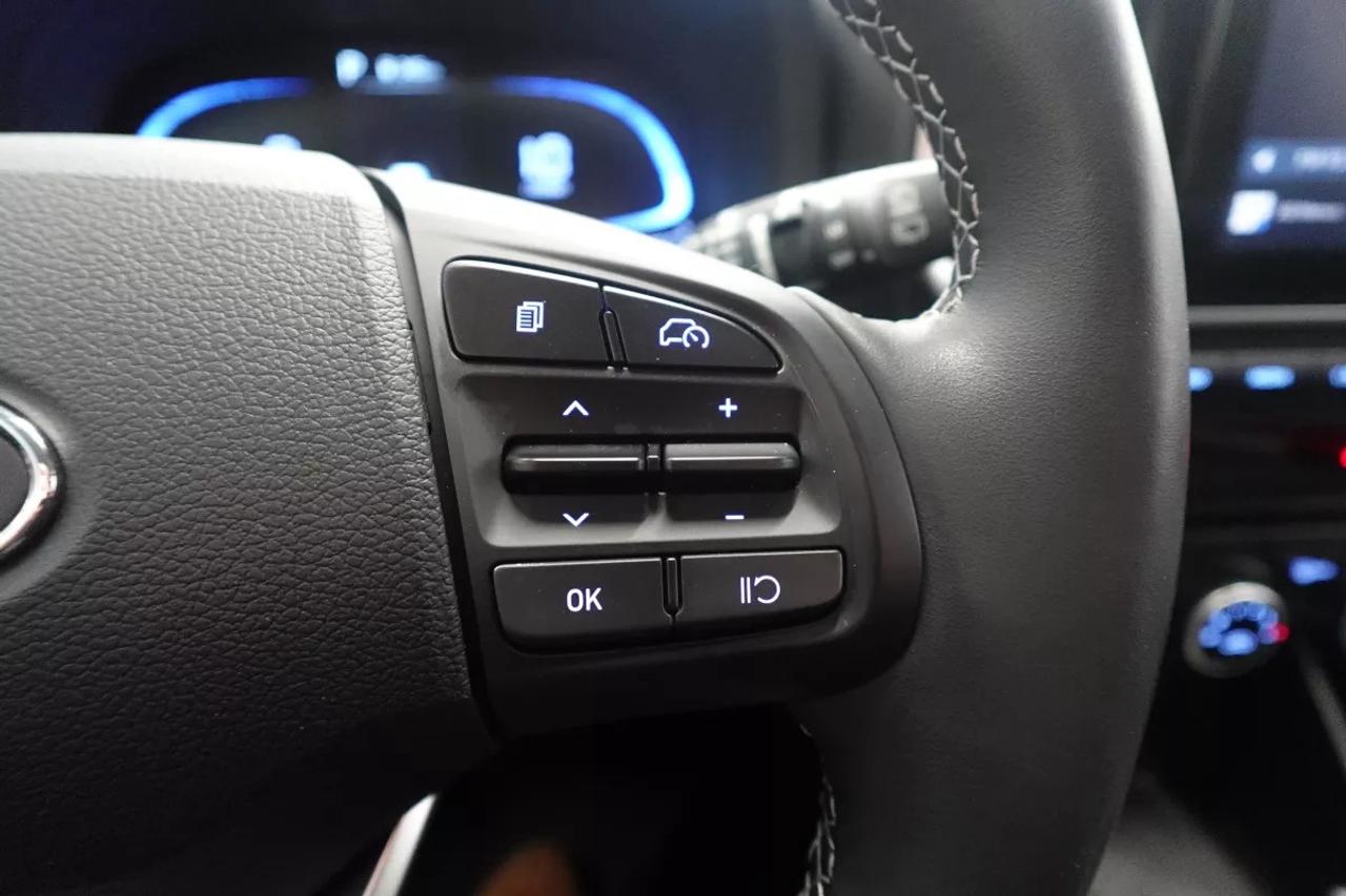 2025 Hyundai Venue PREFERRED   HEATED SEATS   HEATED WHEEL   APPLE CA Photo