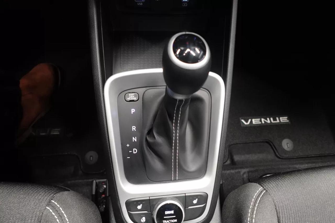 2025 Hyundai Venue PREFERRED   HEATED SEATS   HEATED WHEEL   APPLE CA Photo