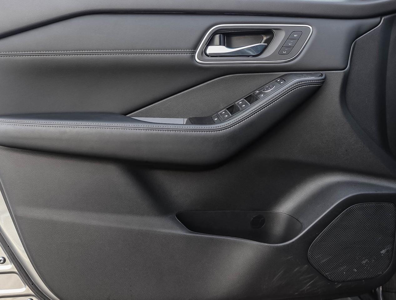 2026 Nissan Rogue Platinum Photo4