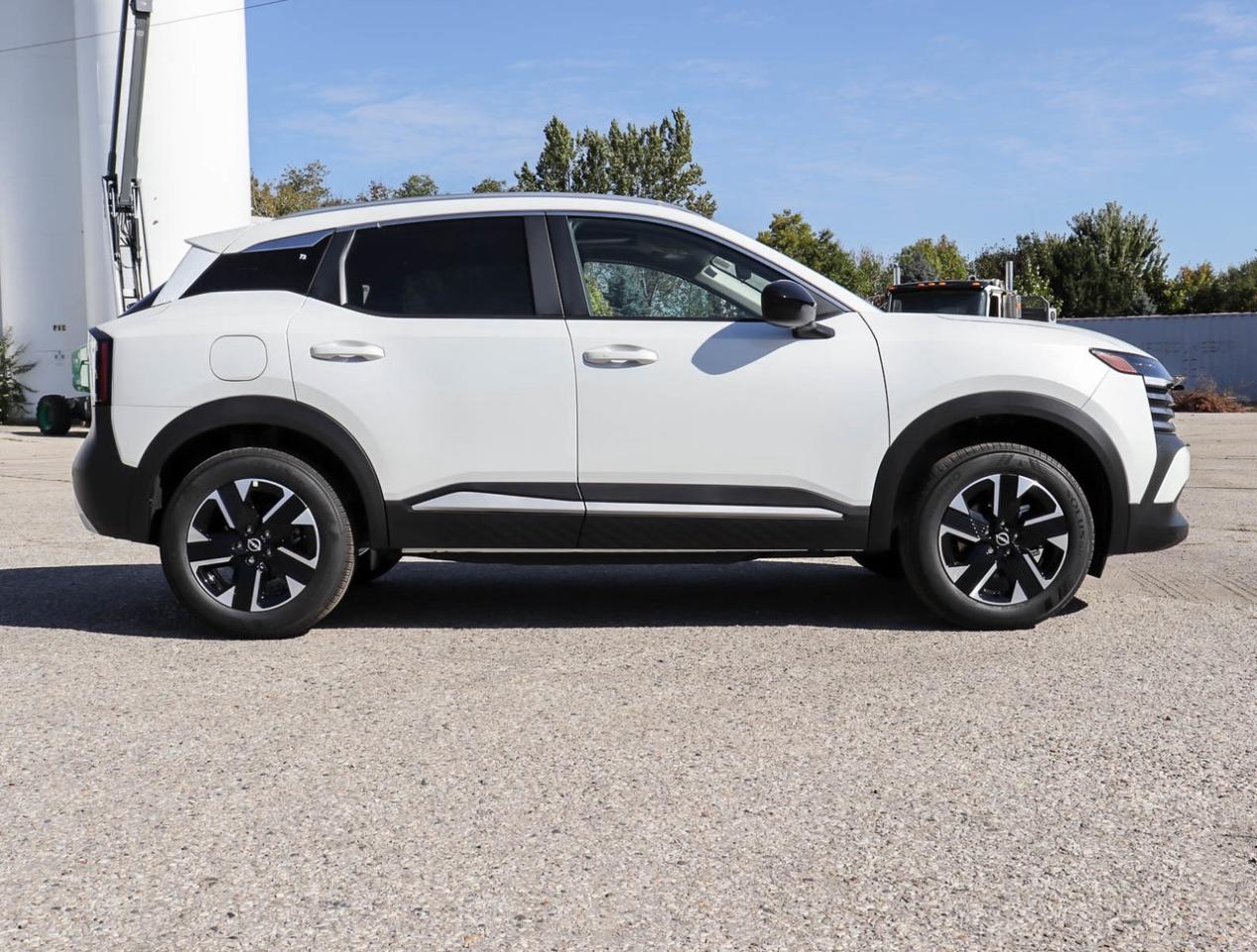 2026 Nissan Kicks SV PREMIUM AWD Photo2