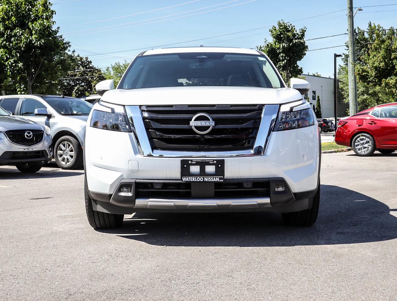 2025 Nissan Pathfinder Platinum Photo2