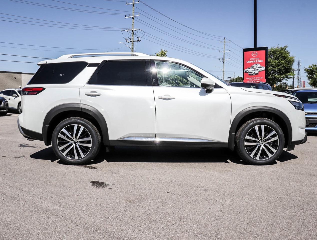 2025 Nissan Pathfinder Platinum Photo4