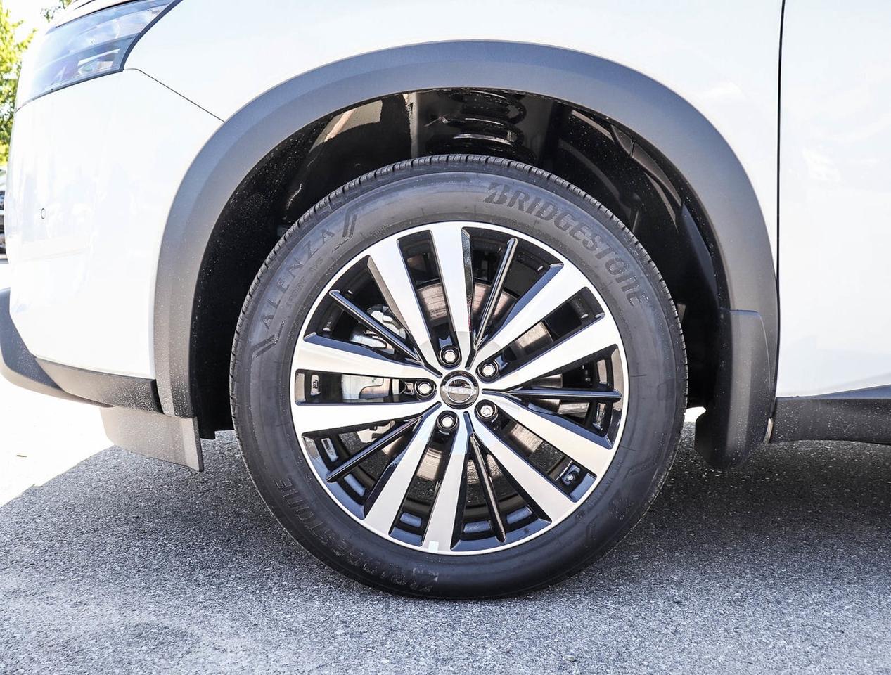 2025 Nissan Pathfinder Platinum Photo