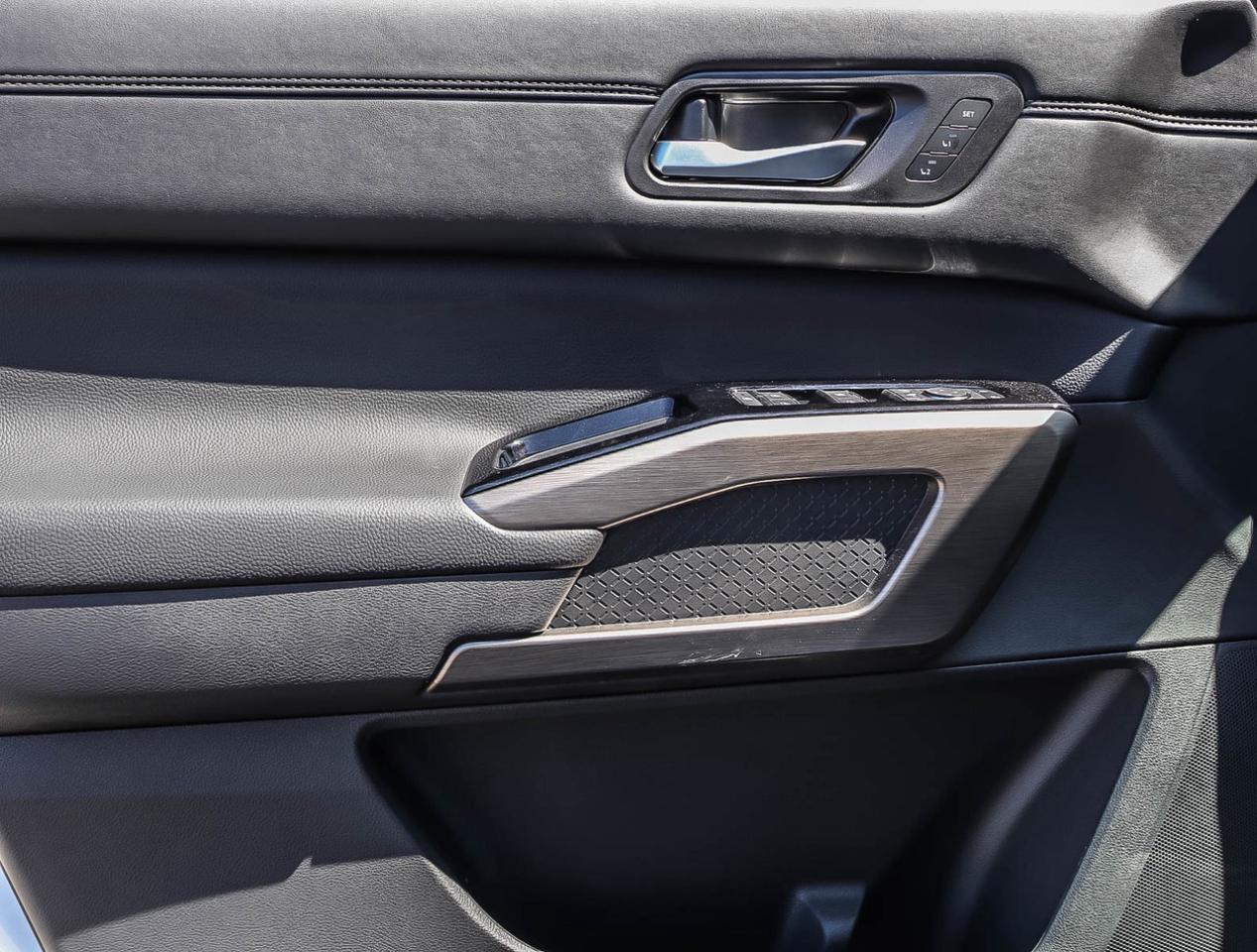 2025 Nissan Pathfinder Platinum Photo