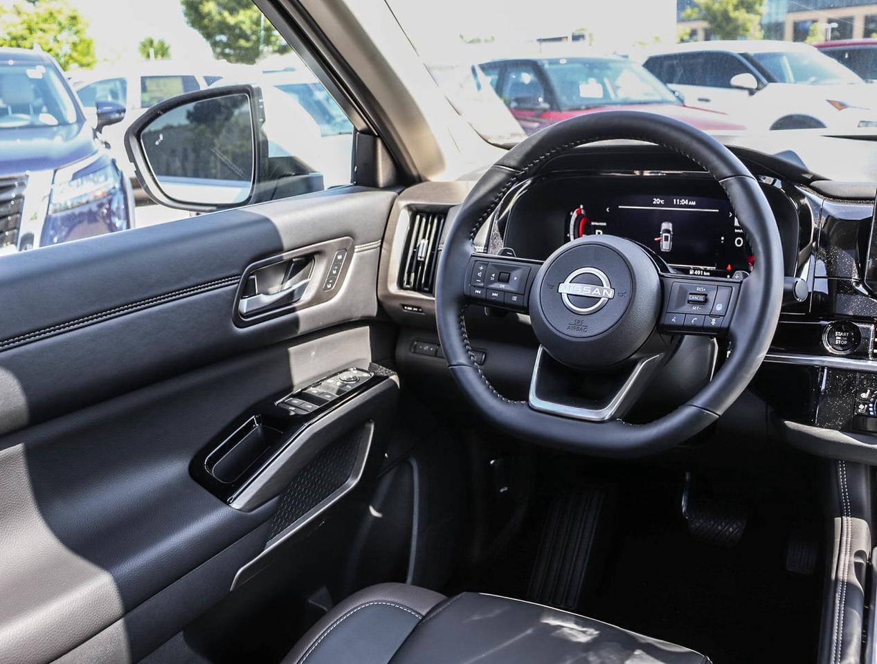 2025 Nissan Pathfinder Platinum Photo