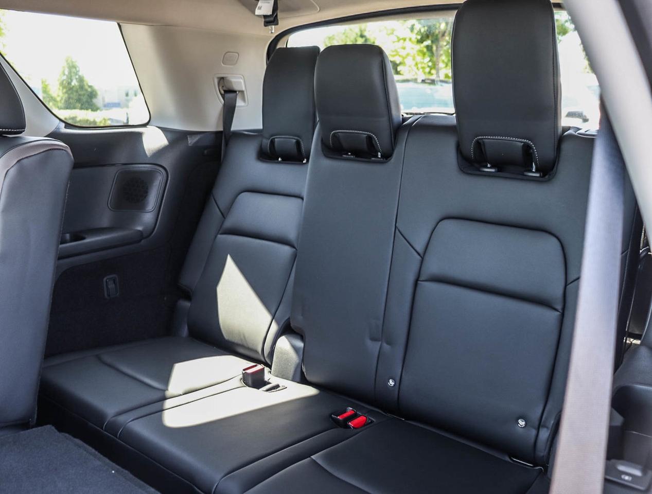 2025 Nissan Pathfinder Platinum Photo