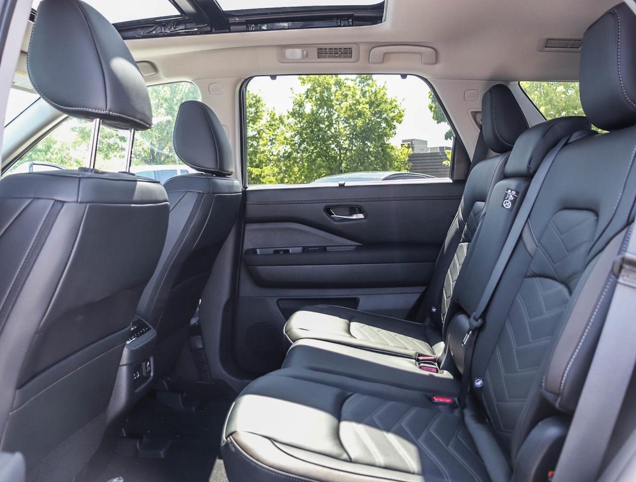 2025 Nissan Pathfinder Platinum Photo