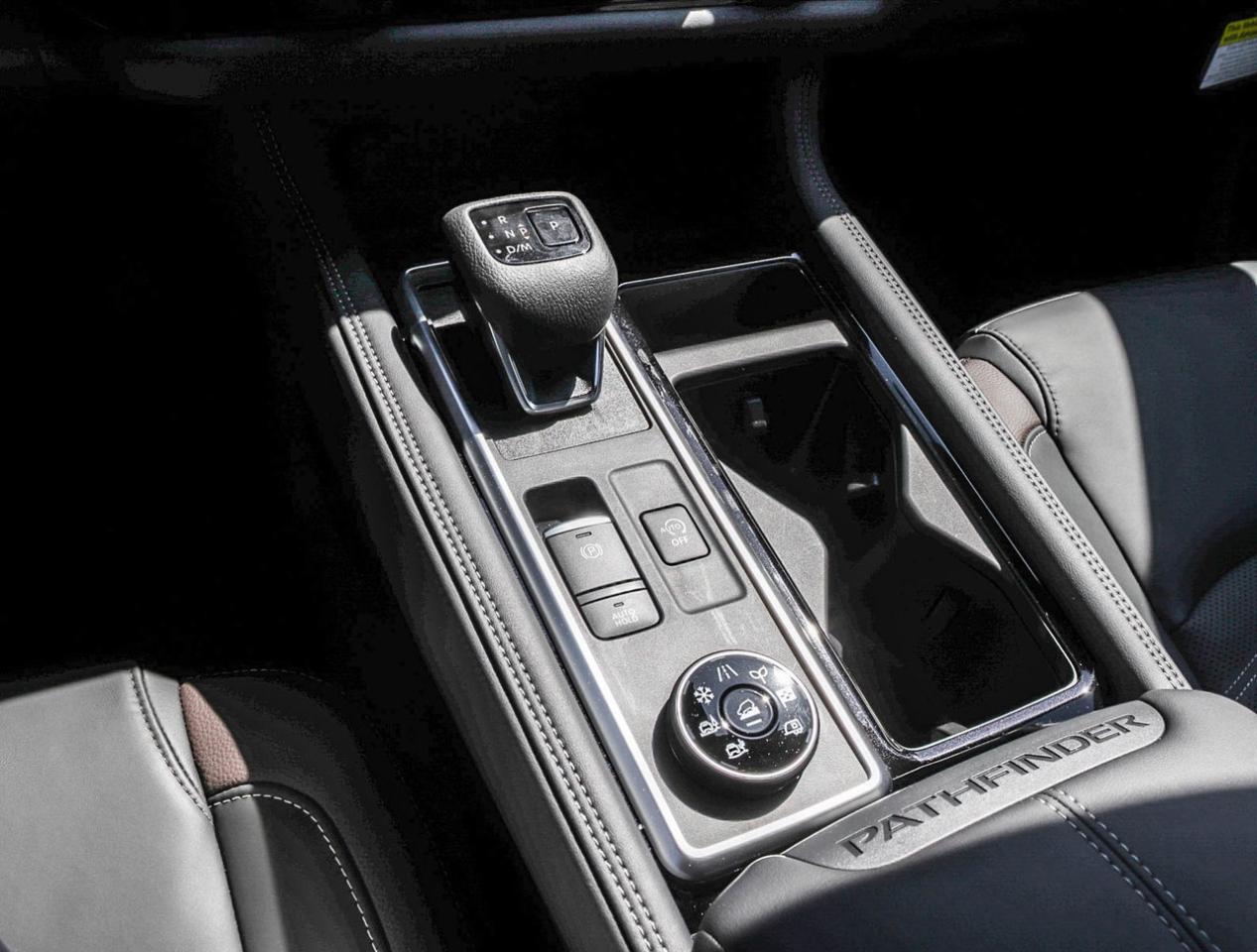 2025 Nissan Pathfinder Platinum Photo