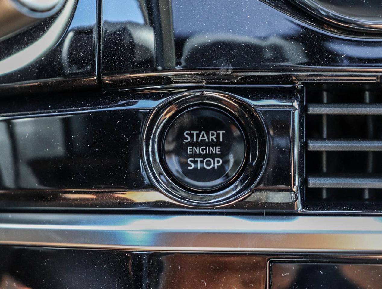 2025 Nissan Pathfinder Platinum Photo