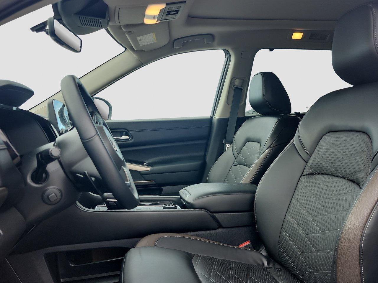 2025 Nissan Pathfinder Platinum Photo