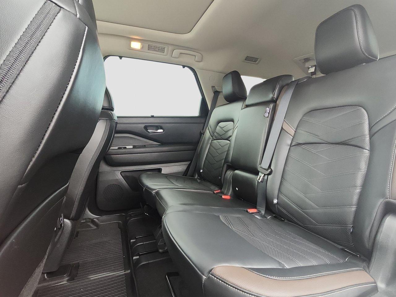 2025 Nissan Pathfinder Platinum Photo