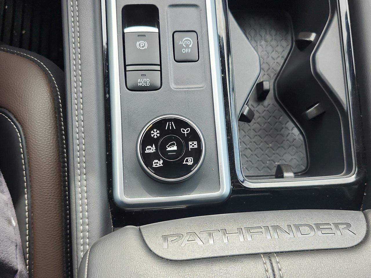 2025 Nissan Pathfinder Platinum Photo
