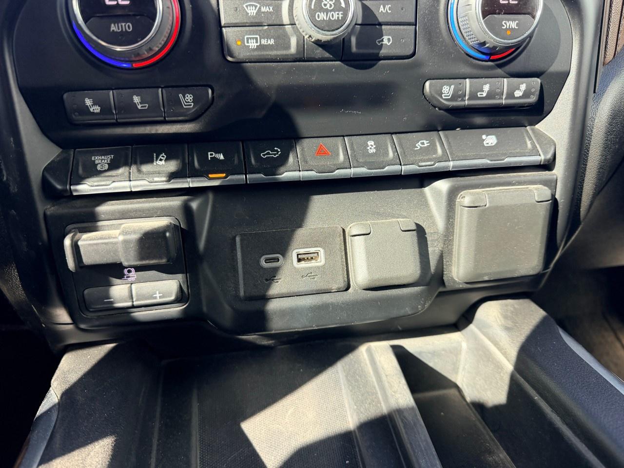 2022 Chevrolet SILVERADO 2500HD 4WD Crew Cab Standard Box High Country Photo