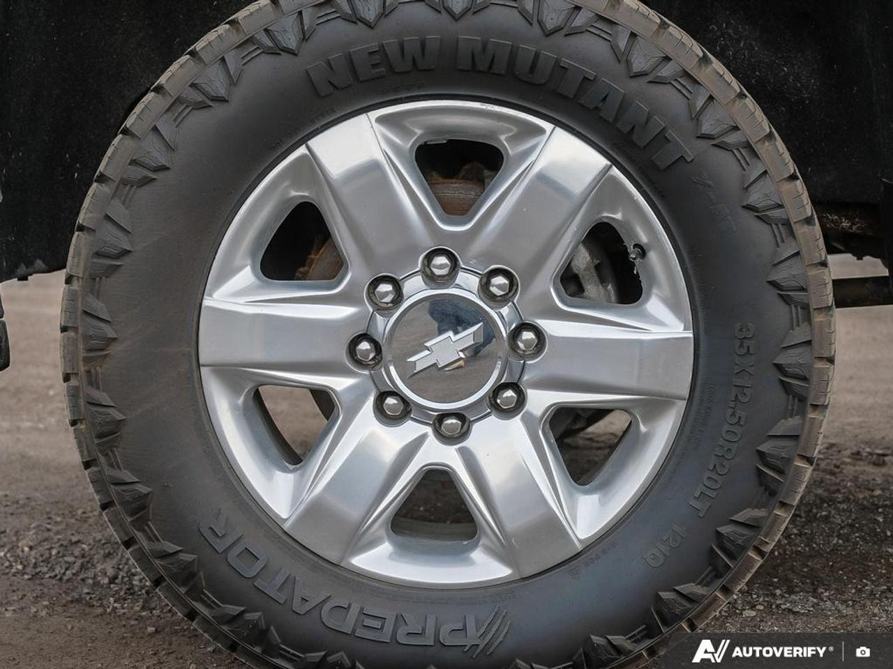 2022 Chevrolet SILVERADO 2500HD 4WD Crew Cab Standard Box High Country Photo