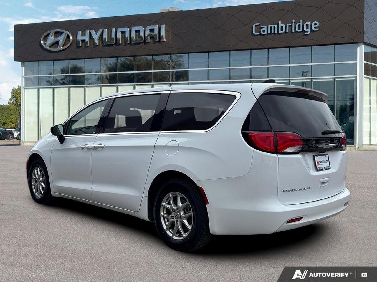 2024 Chrysler Grand Caravan SXT   NO ACCIDENTS   HEATED SEATS   8.4L/100KM Photo