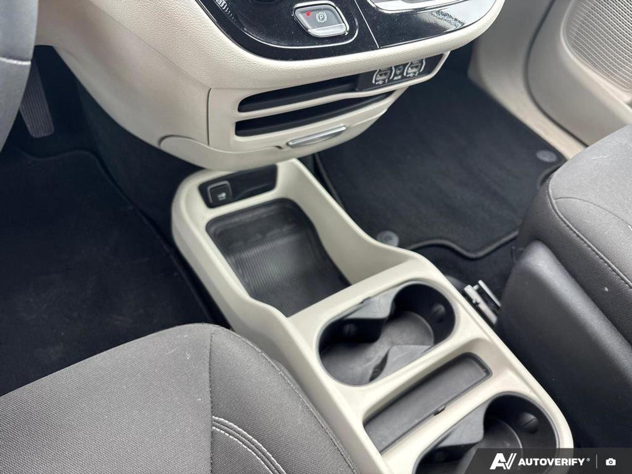 2024 Chrysler Grand Caravan SXT   NO ACCIDENTS   HEATED SEATS   8.4L/100KM Photo