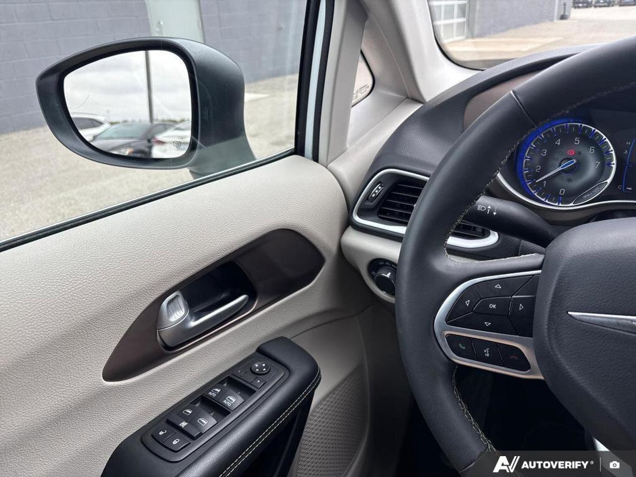 2024 Chrysler Grand Caravan SXT   NO ACCIDENTS   HEATED SEATS   8.4L/100KM Photo