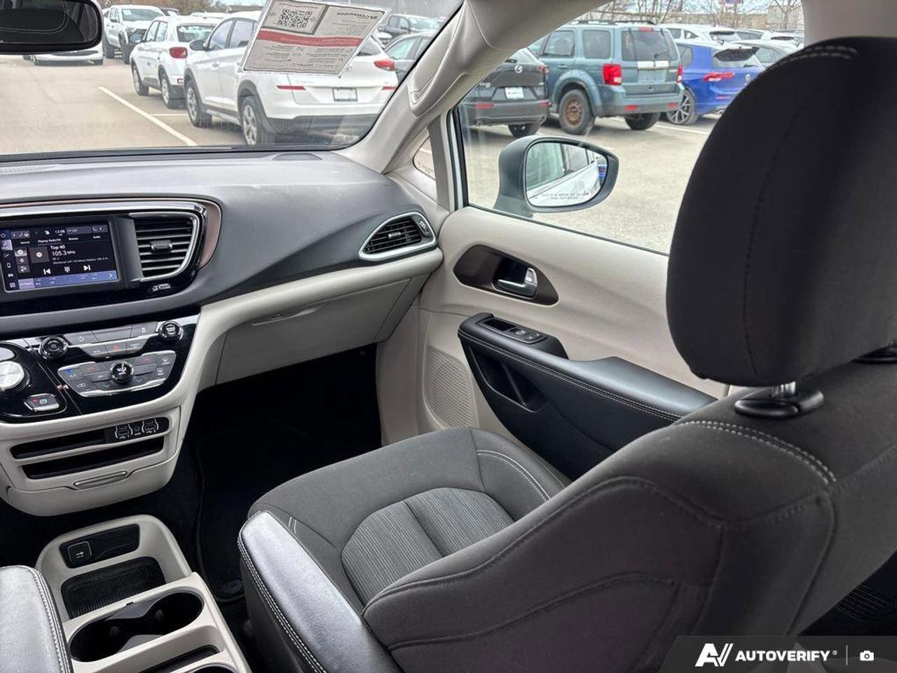 2024 Chrysler Grand Caravan SXT   NO ACCIDENTS   HEATED SEATS   8.4L/100KM Photo