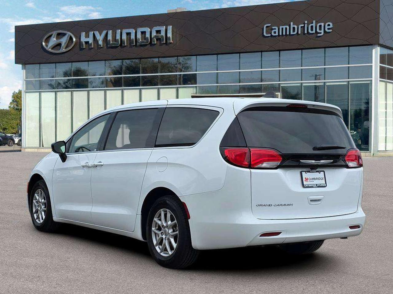 2024 Chrysler Grand Caravan SXT   NO ACCIDENTS HEATSEATS PWR DOORS CARPLAY Photo