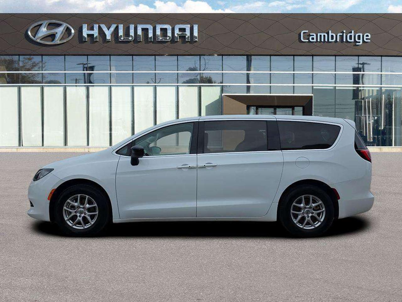 2024 Chrysler Grand Caravan SXT   NO ACCIDENTS HEATSEATS PWR DOORS CARPLAY Photo
